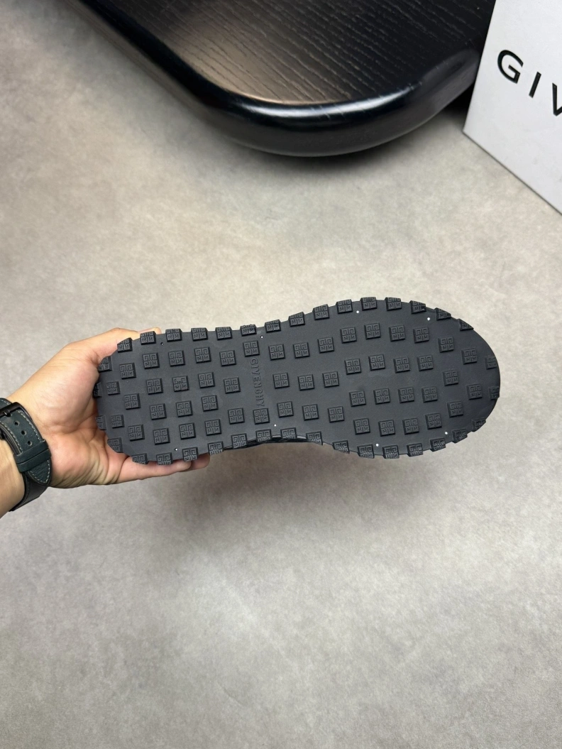 Unique Gxvxnchy Sneakers 151928