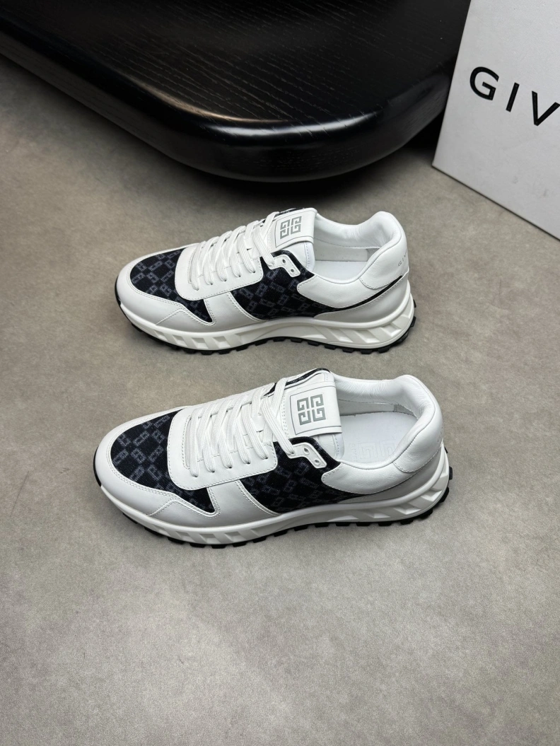 Versatile Gxvxnchy Sneakers 151923