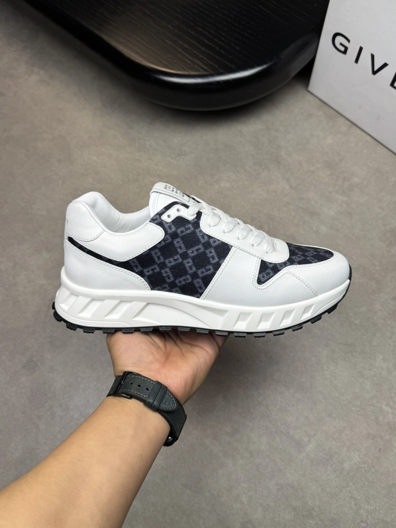 Versatile Gxvxnchy Sneakers 151923