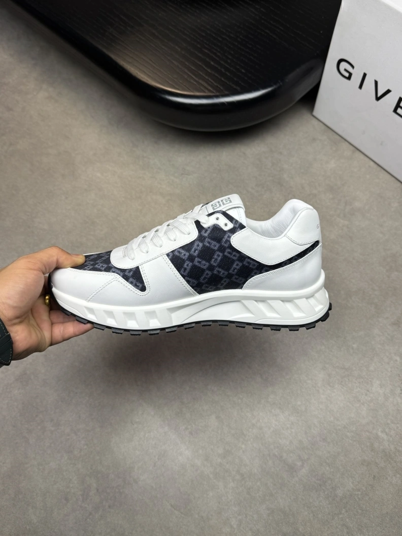 Versatile Gxvxnchy Sneakers 151923