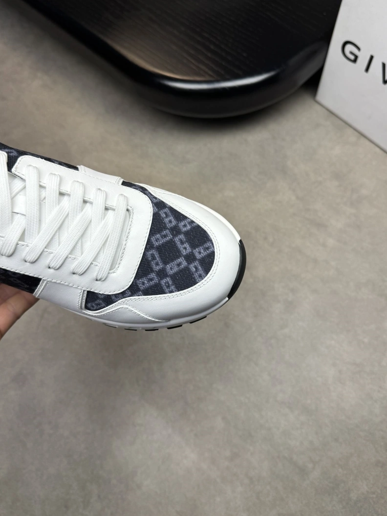 Versatile Gxvxnchy Sneakers 151923