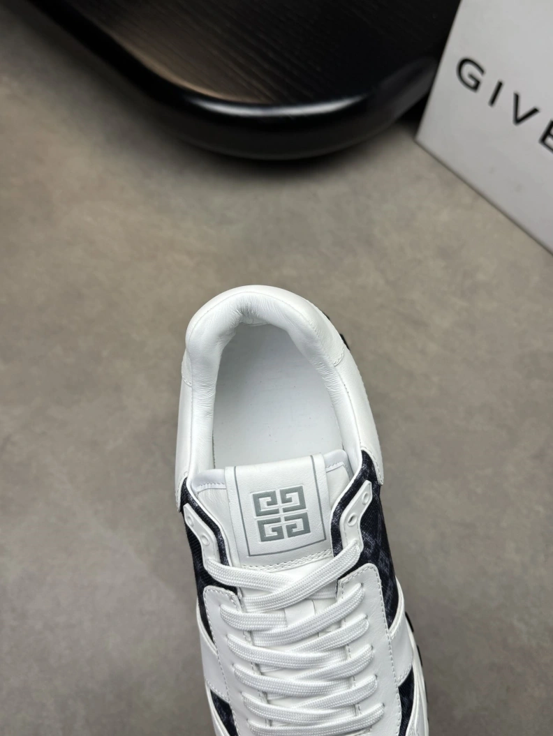 Versatile Gxvxnchy Sneakers 151923