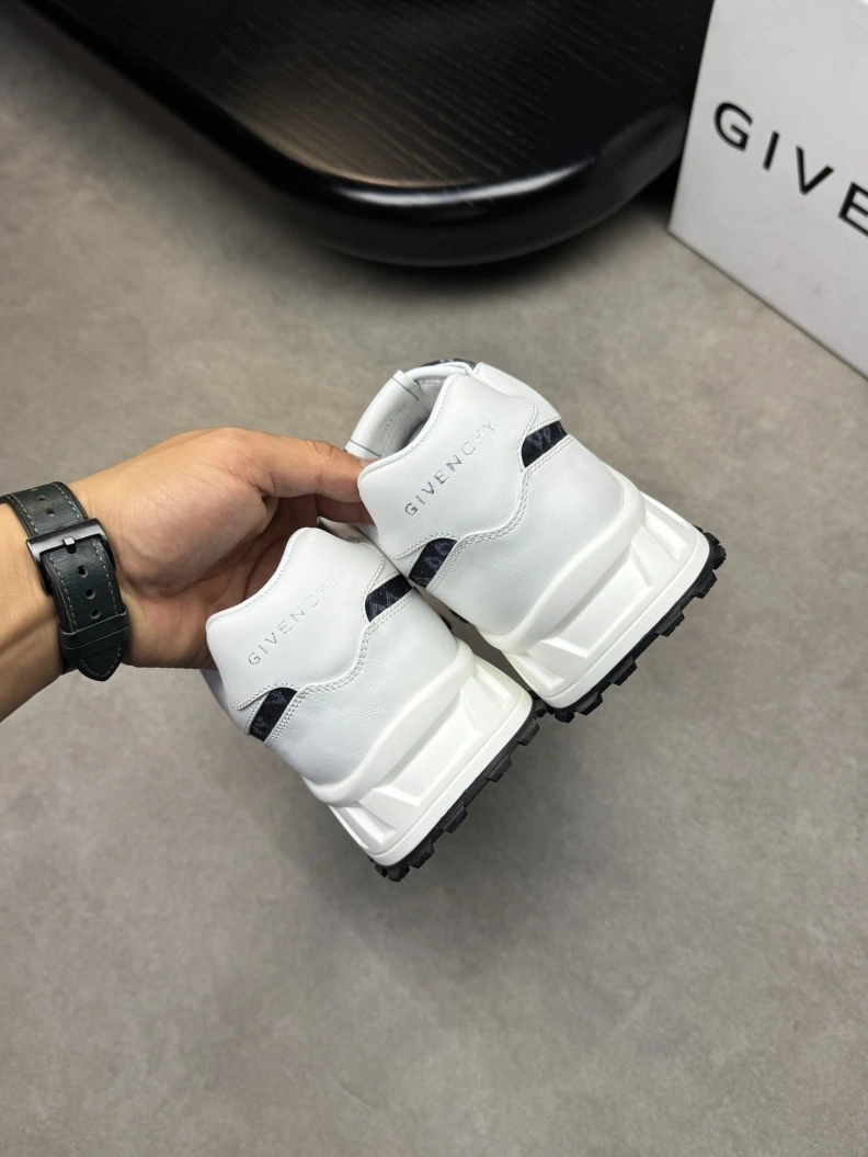 Versatile Gxvxnchy Sneakers 151923
