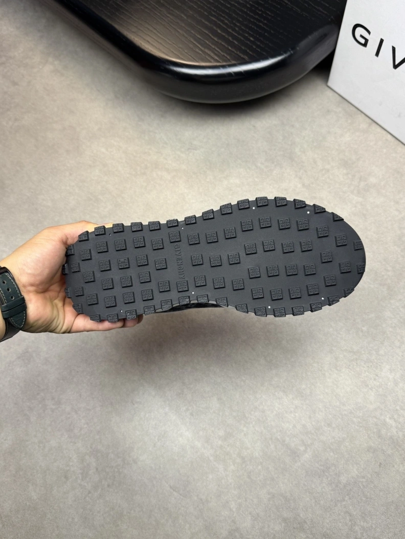 Versatile Gxvxnchy Sneakers 151923