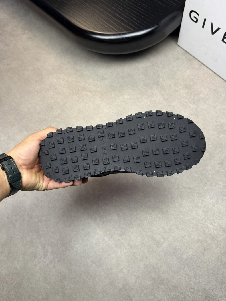 Gxvxnchy Sneakers Sleek 151922
