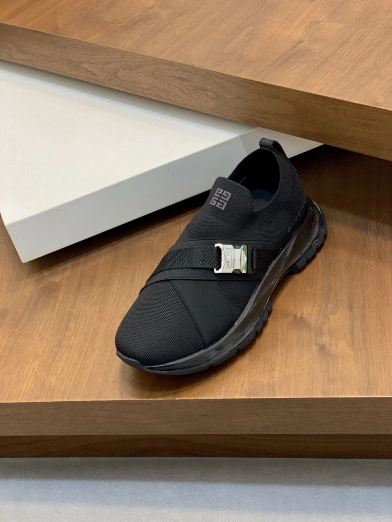 Fashionable Gxvxnchy Sneakers 151920