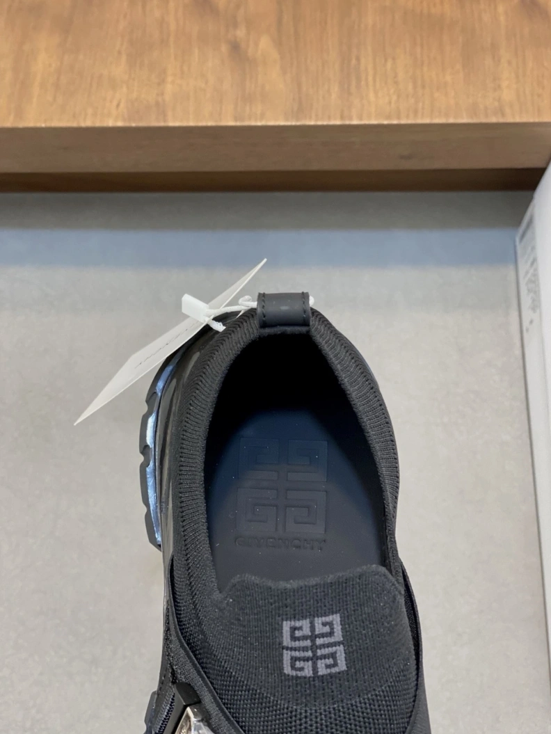 Fashionable Gxvxnchy Sneakers 151920