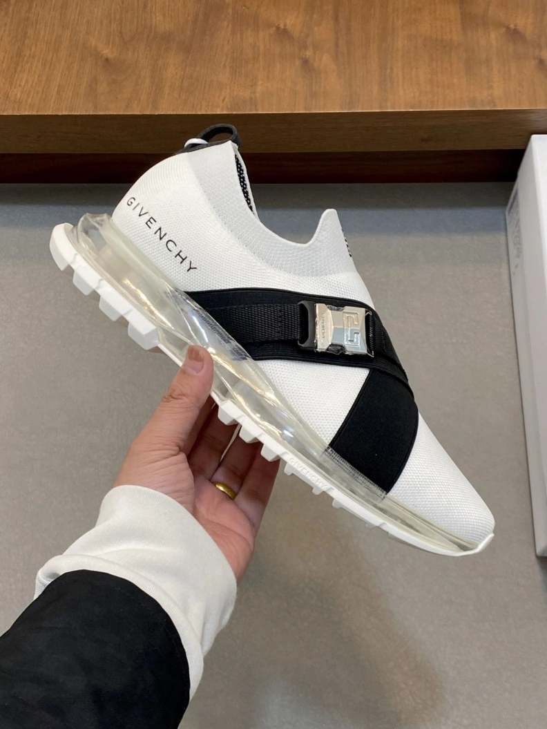 Gxvxnchy Sneakers Trendsetting 151919