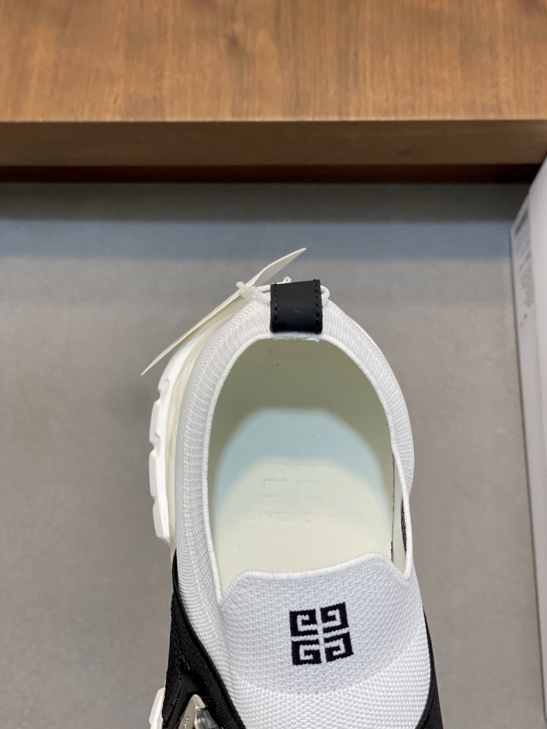 Gxvxnchy Sneakers Trendsetting 151919
