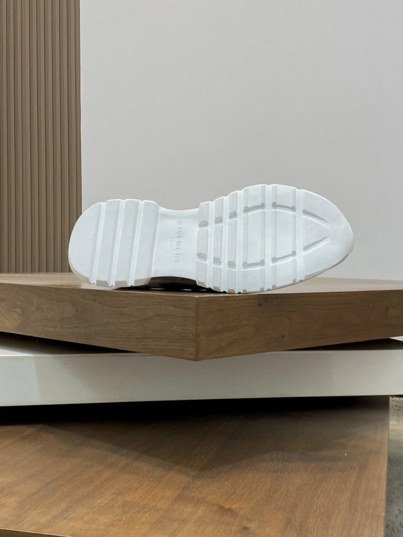 Gxvxnchy Sneakers Trendsetting 151919