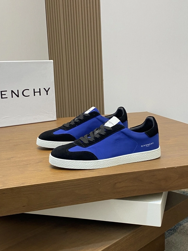 Lightweight Gxvxnchy Sneakers 151914