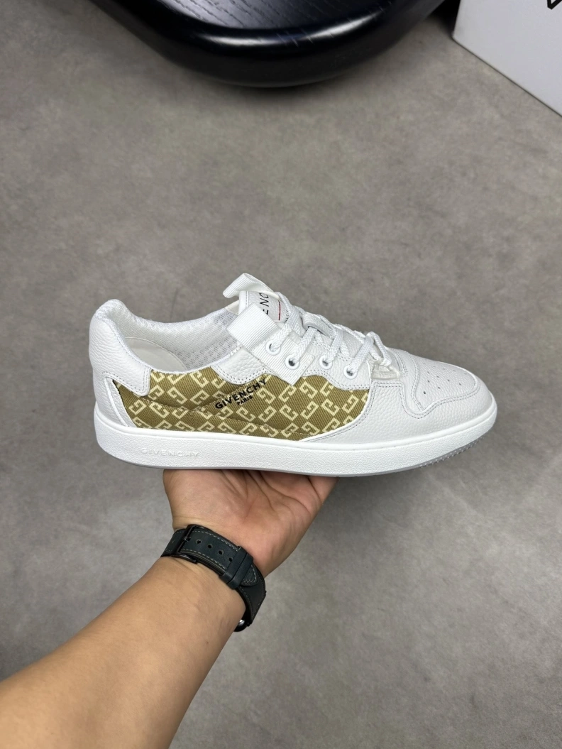 Lightweight Gxvxnchy Sneakers 151908