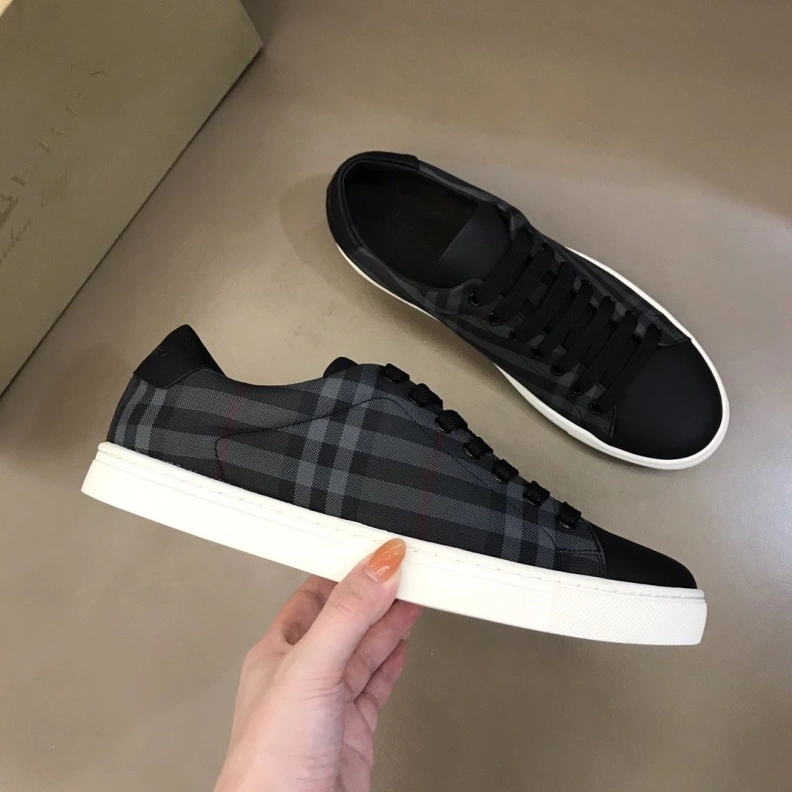 Minimalist Bxrbxrry Sneakers 114470