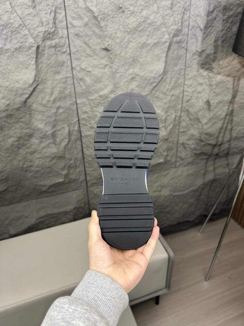 EyeCatching Gxvxnchy Sneakers 151899