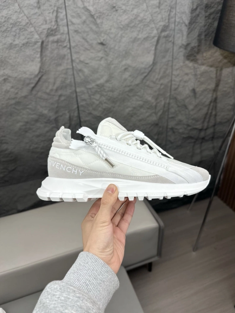 Gxvxnchy Sneakers EasyMatch 151892