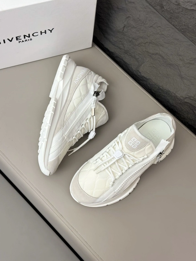 Gxvxnchy Sneakers EasyMatch 151892