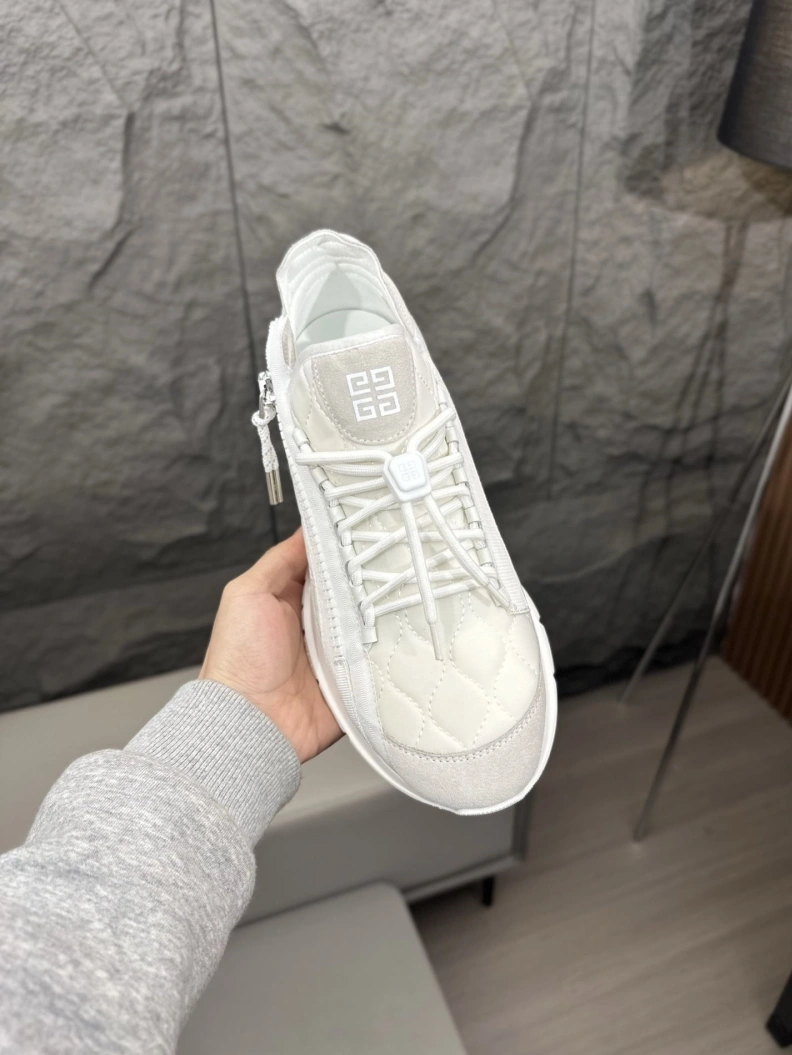Gxvxnchy Sneakers EasyMatch 151892