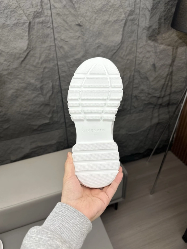 Gxvxnchy Sneakers EasyMatch 151892