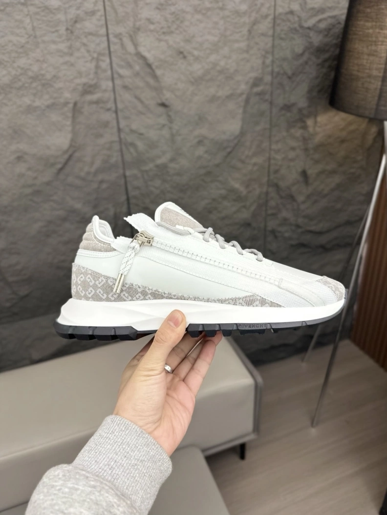 Gxvxnchy Sneakers EasyMatch 151889