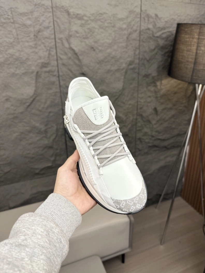 Gxvxnchy Sneakers EasyMatch 151889