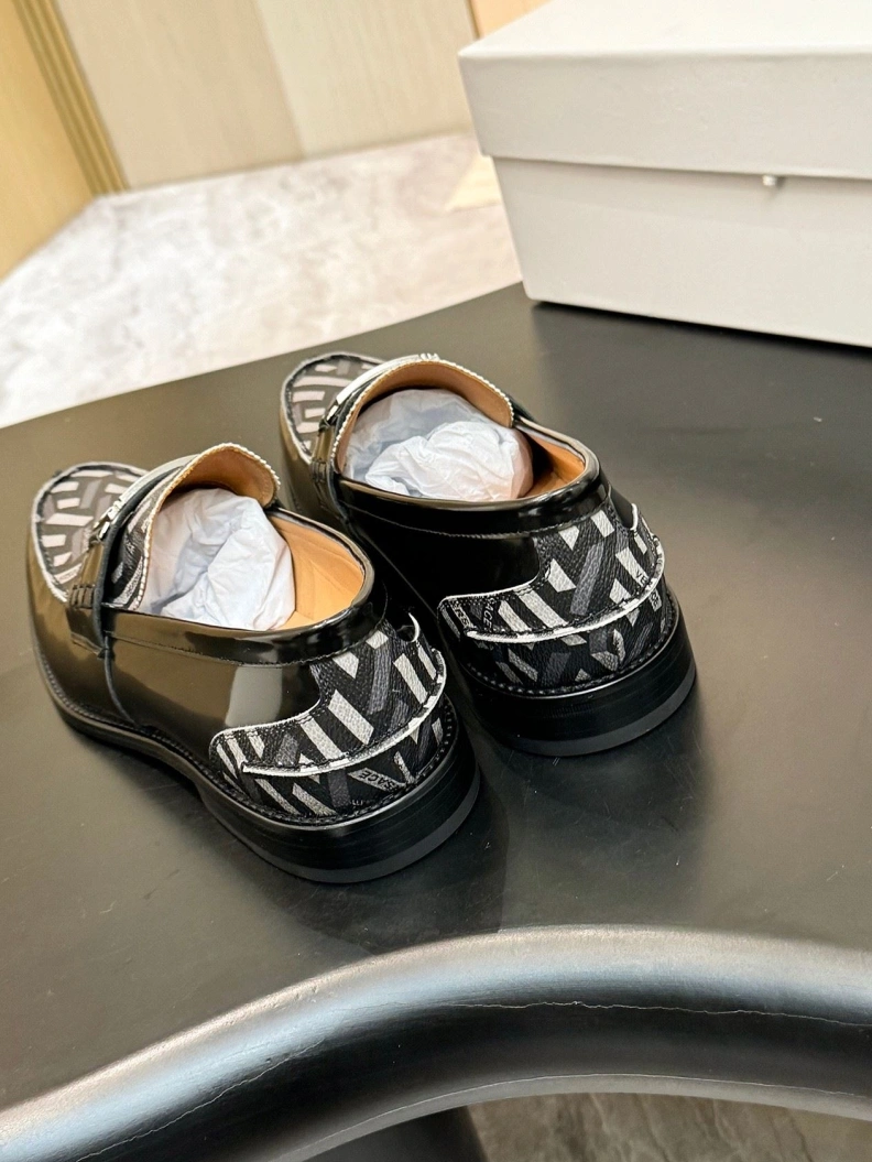 Bold Gxvxnchy Leather Shoes 152030