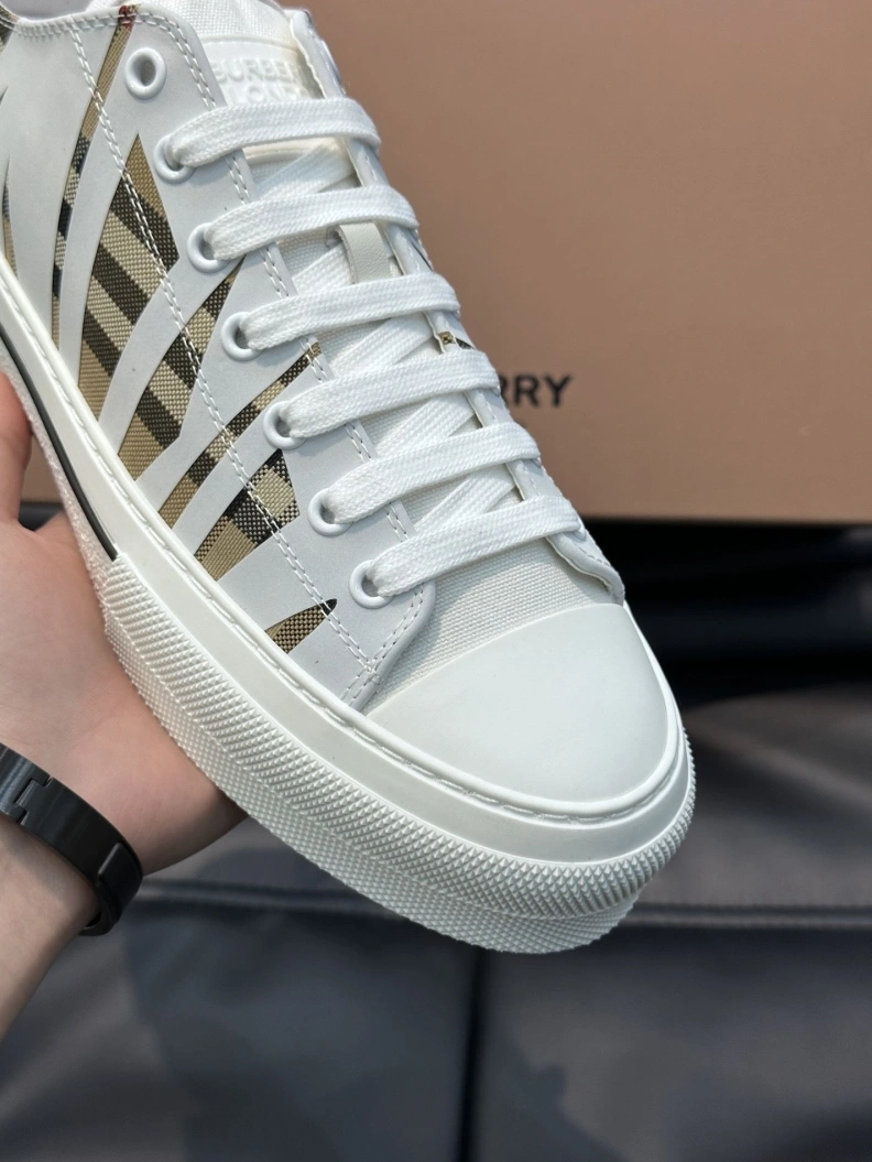 Versatile Bxrbxrry Sneakers 114447