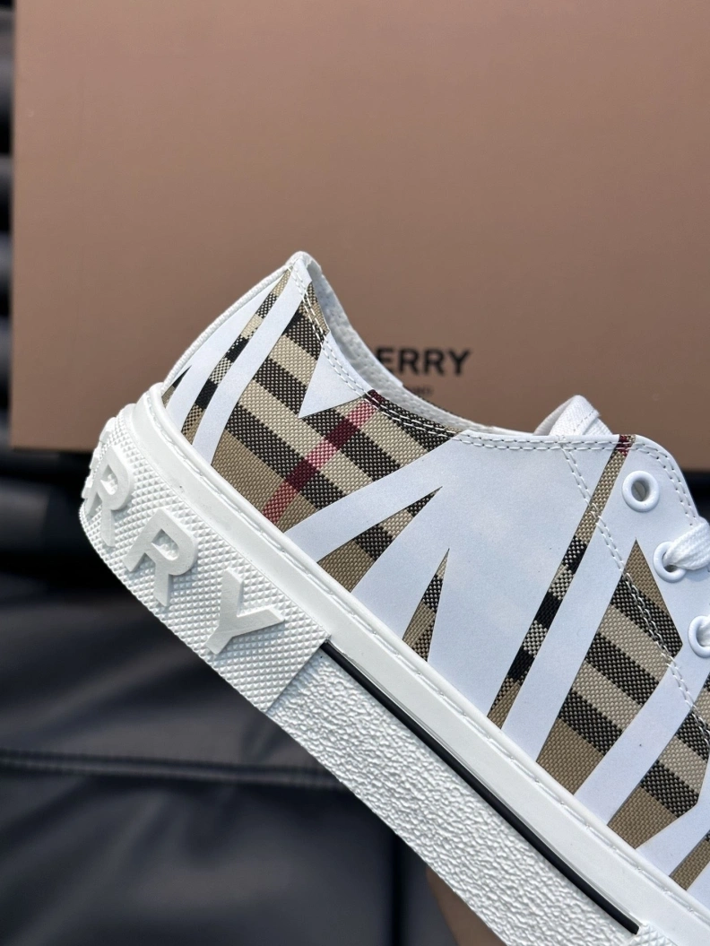 Versatile Bxrbxrry Sneakers 114447
