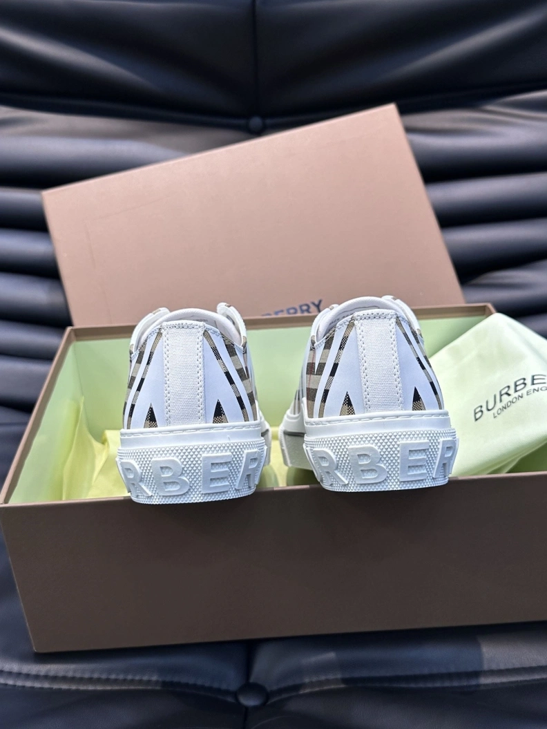 Versatile Bxrbxrry Sneakers 114447