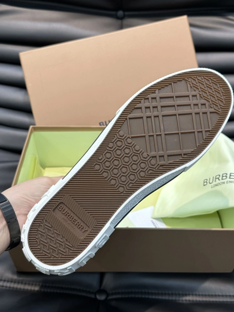 Versatile Bxrbxrry Sneakers 114447