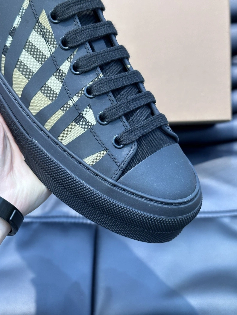 Modern Bxrbxrry Sneakers 114442
