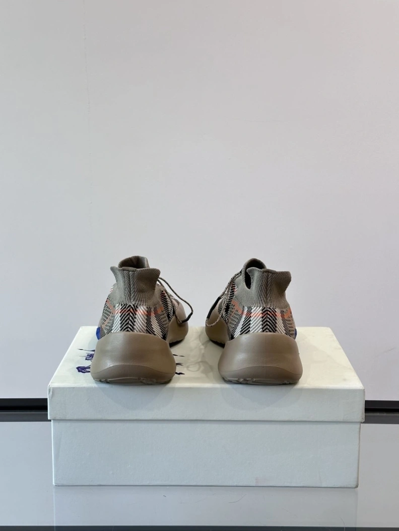 Minimalist Bxrbxrry Sneakers 114418