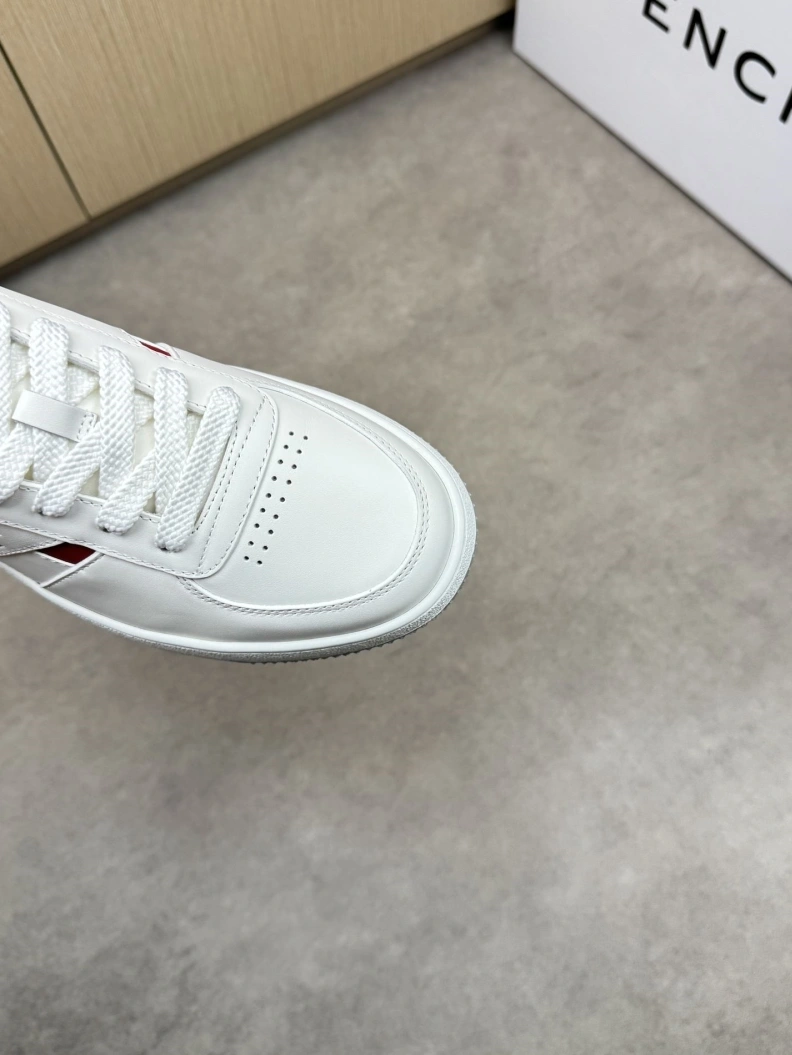 Minimalist Gxvxnchy Sneakers 151878