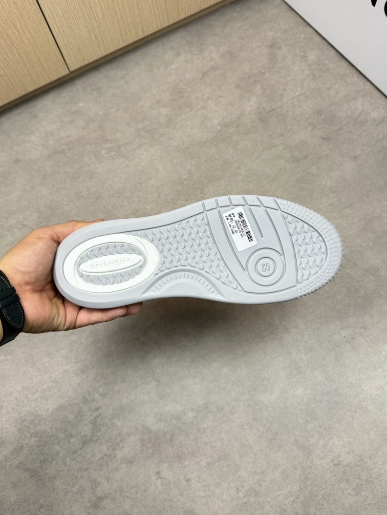Minimalist Gxvxnchy Sneakers 151878