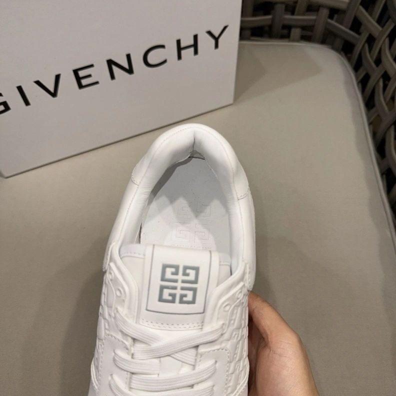Gxvxnchy Sneakers TopPick 151875