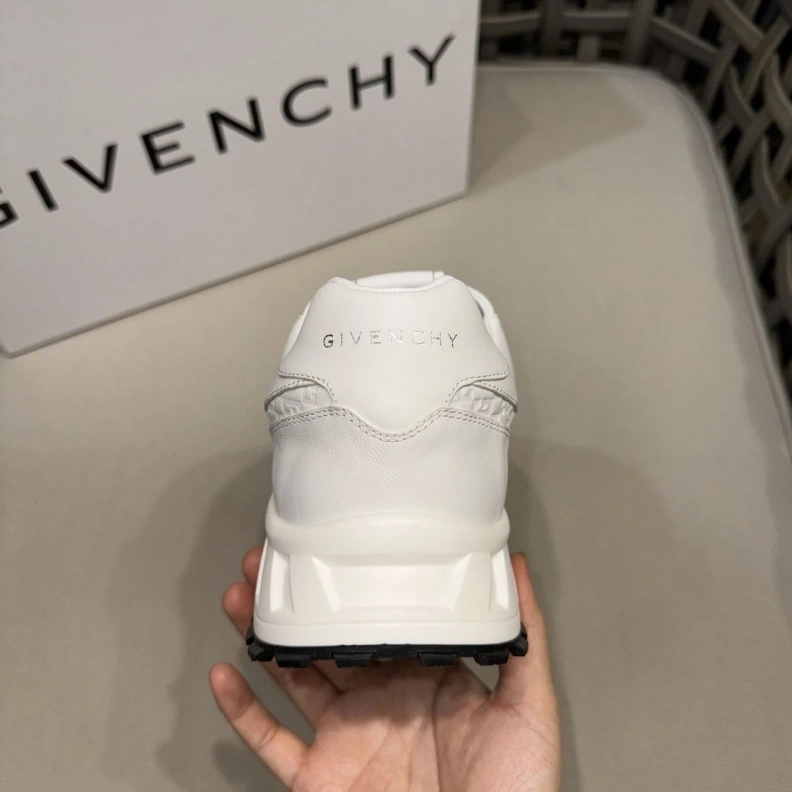 Gxvxnchy Sneakers TopPick 151875