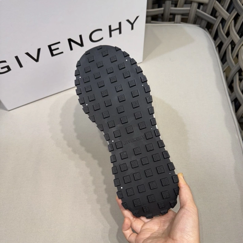 Gxvxnchy Sneakers TopPick 151875