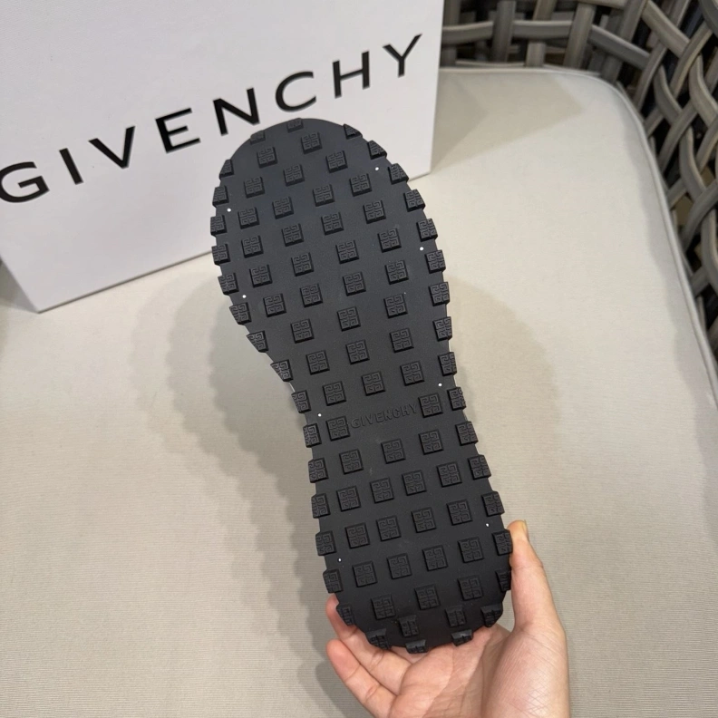 ModernLook Gxvxnchy Sneakers 151863