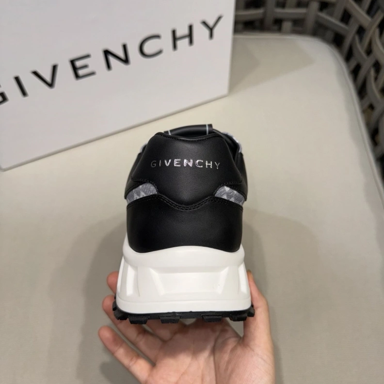 Lightweight Gxvxnchy Sneakers 151862
