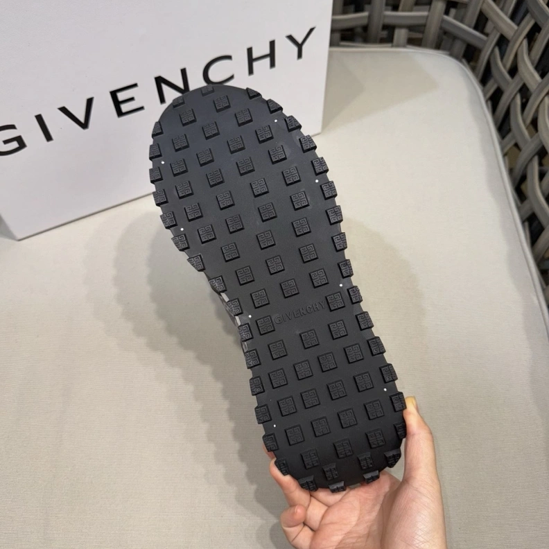 Lightweight Gxvxnchy Sneakers 151862