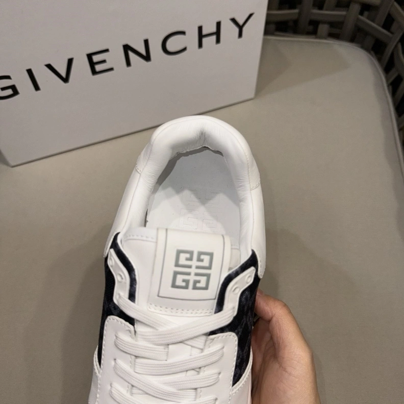 Practical Gxvxnchy Sneakers 151861