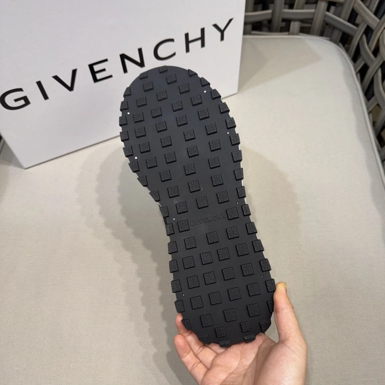 Practical Gxvxnchy Sneakers 151861