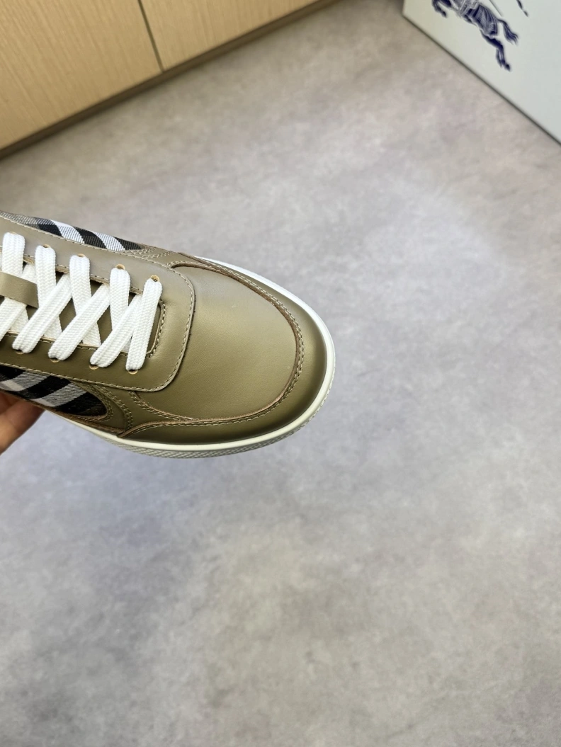 Versatile Bxrbxrry Sneakers 114387