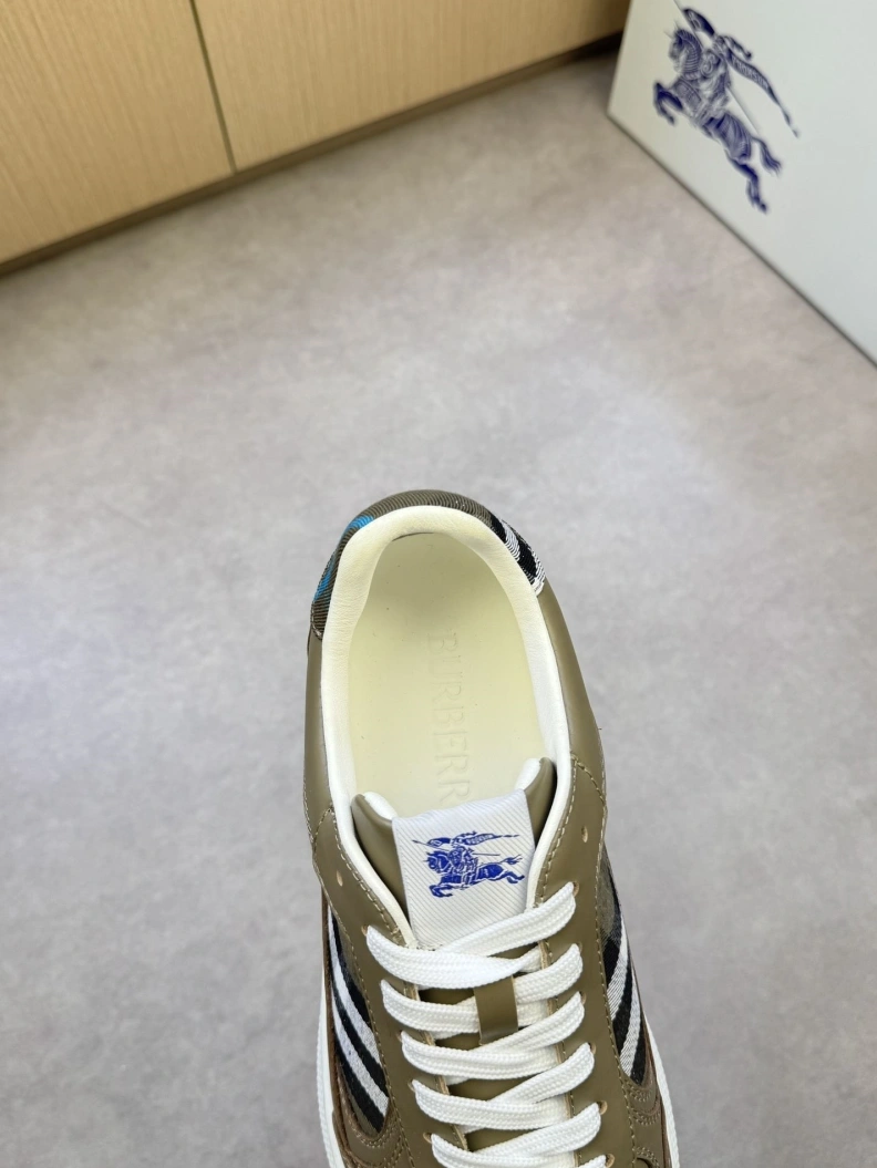 Versatile Bxrbxrry Sneakers 114387