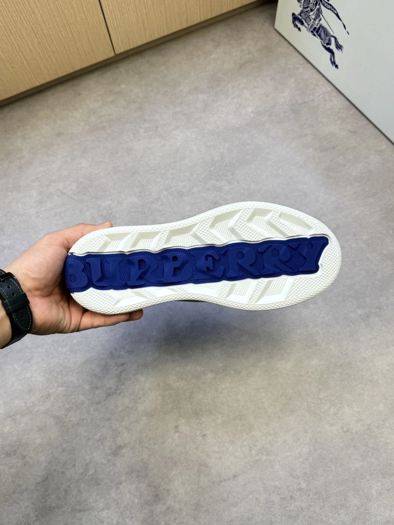 Versatile Bxrbxrry Sneakers 114387