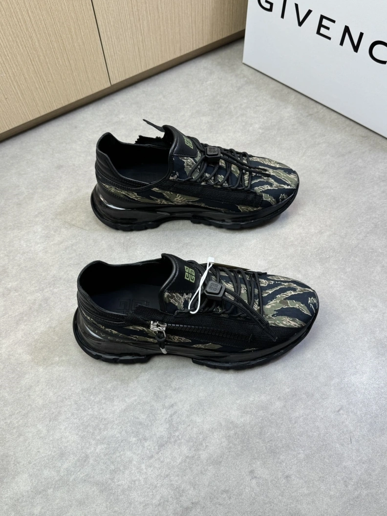 Compact Gxvxnchy Sneakers 151836