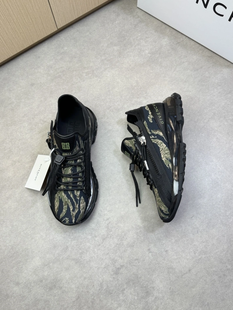 Compact Gxvxnchy Sneakers 151836