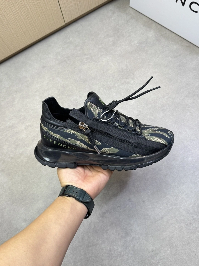 Compact Gxvxnchy Sneakers 151836