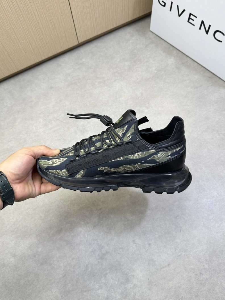 Compact Gxvxnchy Sneakers 151836