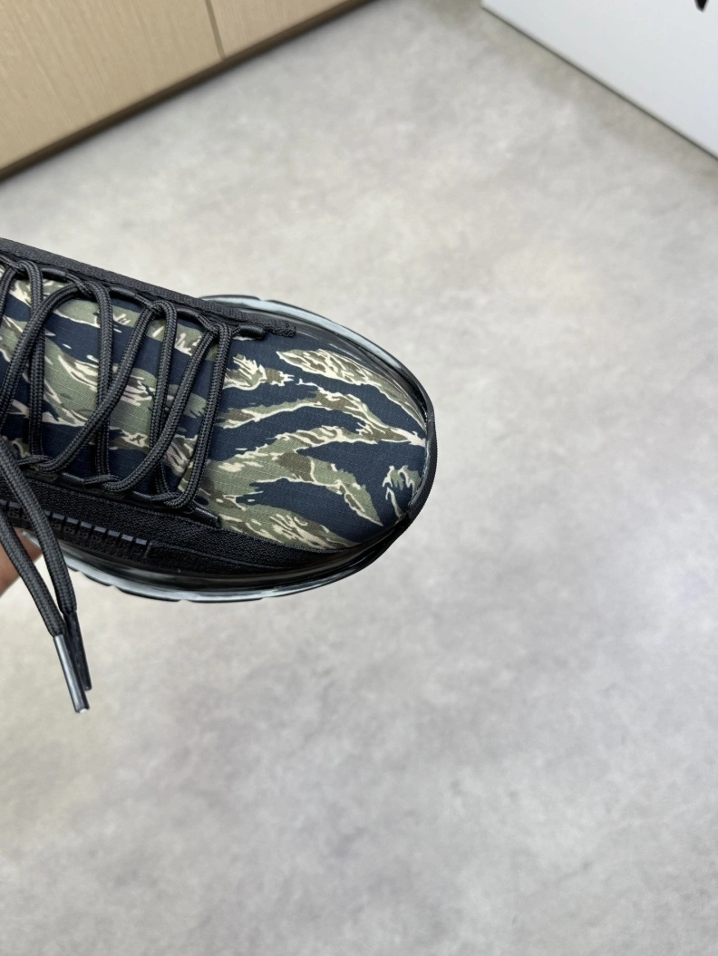 Compact Gxvxnchy Sneakers 151836