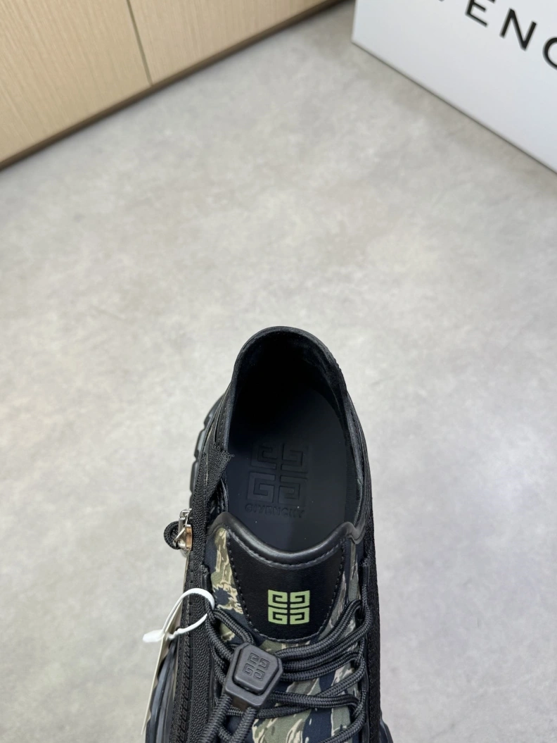Compact Gxvxnchy Sneakers 151836